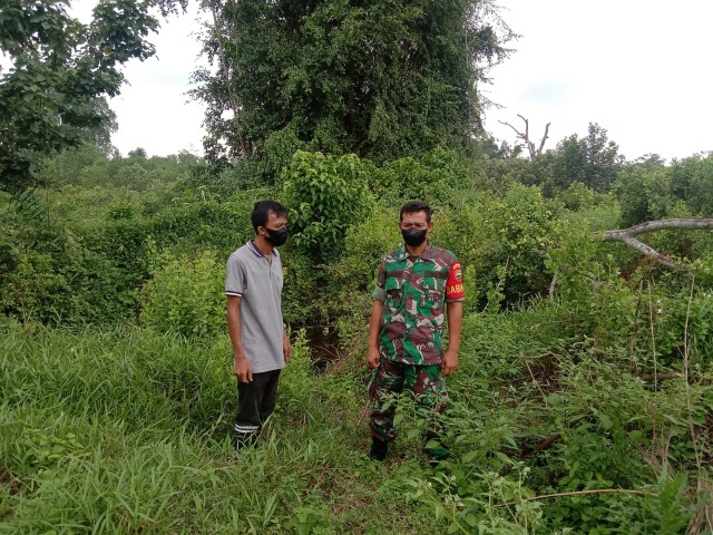 Babinsa Koramil 04/Kuindra Bersama Warga Laksanakan Patroli dan Sosialisasi di Kelurahan Sapat