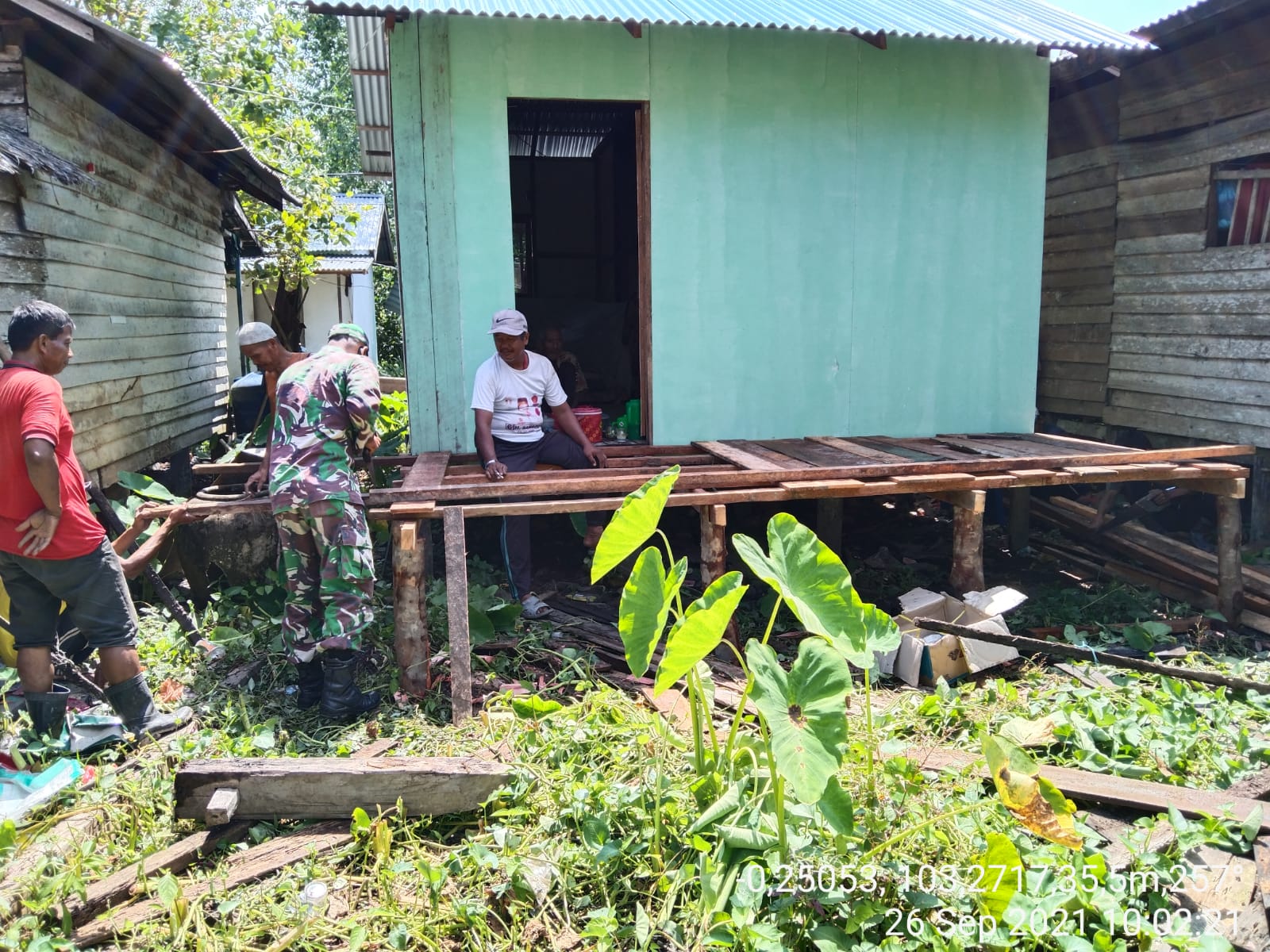 Babinsa Koramil 12/Batang Tuaka Goro Perehaban Rumah Karya Bakti TNI