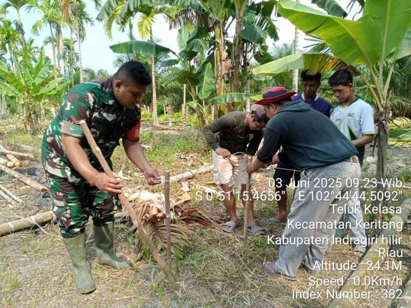 Babinsa Kopda Bambang Widiarso Laksanakan Goro Bersama Warga Desa Teluk Kelasa