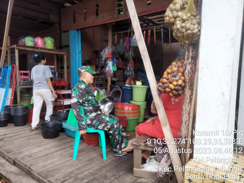 Dengan Adanya Perubahan Jual Beli, Babinsa Koramil 10/Pelangiran Jalin Kebersamaan Dan Kedekatan Dengan Pedagang