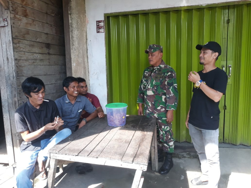 Bhabinsa Koramil 05/Gas Serma Sasmito Komsos Bersama Pemuda Wujud Kedekatan Babinsa Dengan Warga Binaan