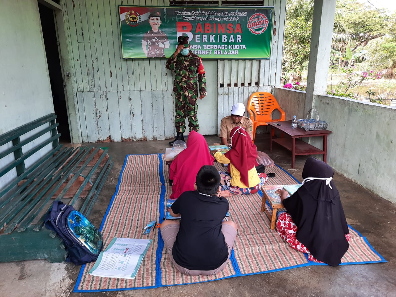 Babinsa Koramil 03/Tempuling Berkibar dengan Pelajar di Pos Babinsa Desa Bayas Jaya