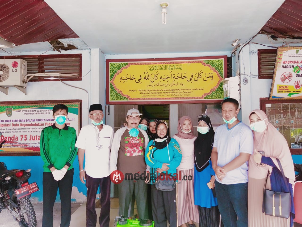 Dinkes Inhil Didampingi Sekretaris Kesbangpol Inhil Gelar Penyemprotan Disinfektan di Disdukcapil
