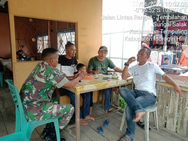 Babinsa Koramil 03/Tempuling Laksanakan Komsos Dengan Warga Sambil Bercengkrama Dan Ngopi