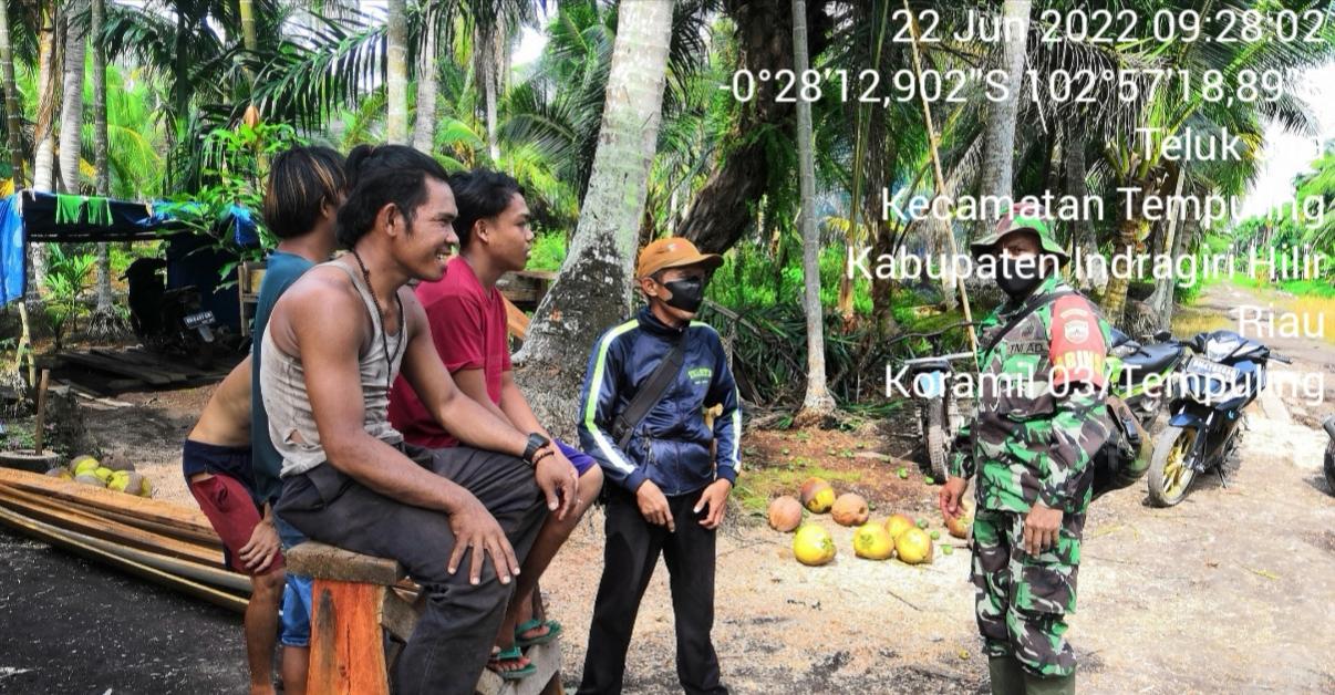 Jalin Kebersamaan, Babinsa 03/Tempuling Komsos Dengan Petani Kelapa di Desa Teluk Jira