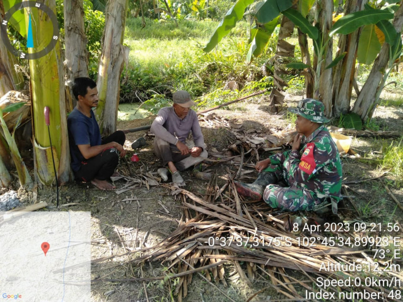Babinsa Koramil 09/Kemuning Bantu Masyarakat Menanam Tanaman