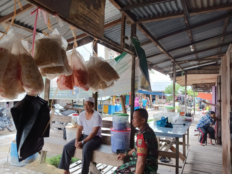 Babinsa Serda M. Tahir Perkuat Silaturrahmi Dengan Masyarakat