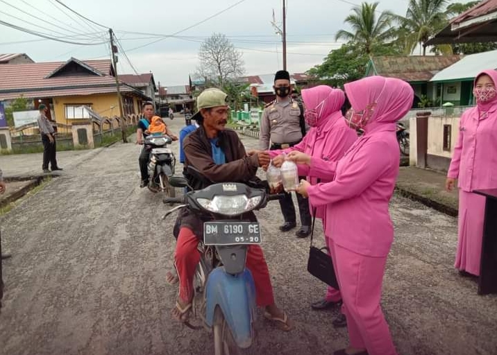 Berkah Ramadhan, Polsek Gas dan Bhyangkari Bagikan Ratusan Takjil Kepada Masyarakat
