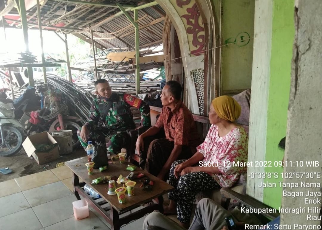 Babinsa Danau Pulai Indah Koramil 03/Tempuling Komsos dengan Ketua RT