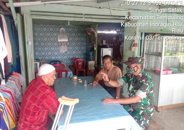 Babinsa Koramil 03/Tpl Laksanakan Komsos bersama Warga Desa Binaan Diwarung Kopi