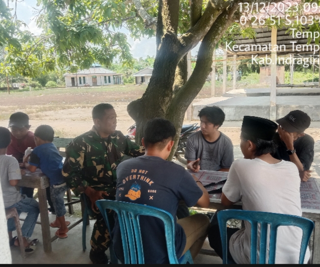 Melalui Komsos Babinsa 03/Tpl Dengan Pemuda Dan Masyarakat Menjadi Lebih Akrab