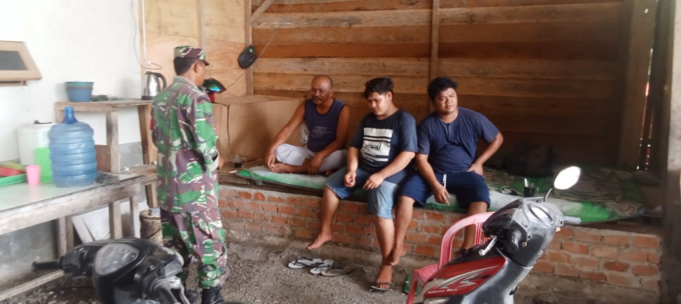 Dapatkan Informasi Melalui Komsos Babinsa Koramil 09/Kmg Dengan Warga