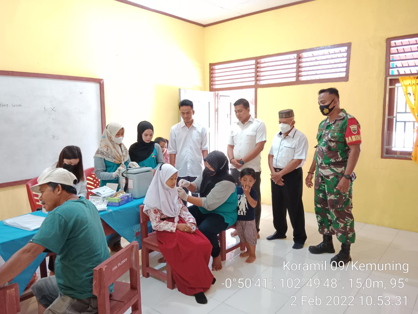 Babinsa Koramil 09/Kemuning Lakukan Vaksinasi untuk Pelajar di Talang Jangkang