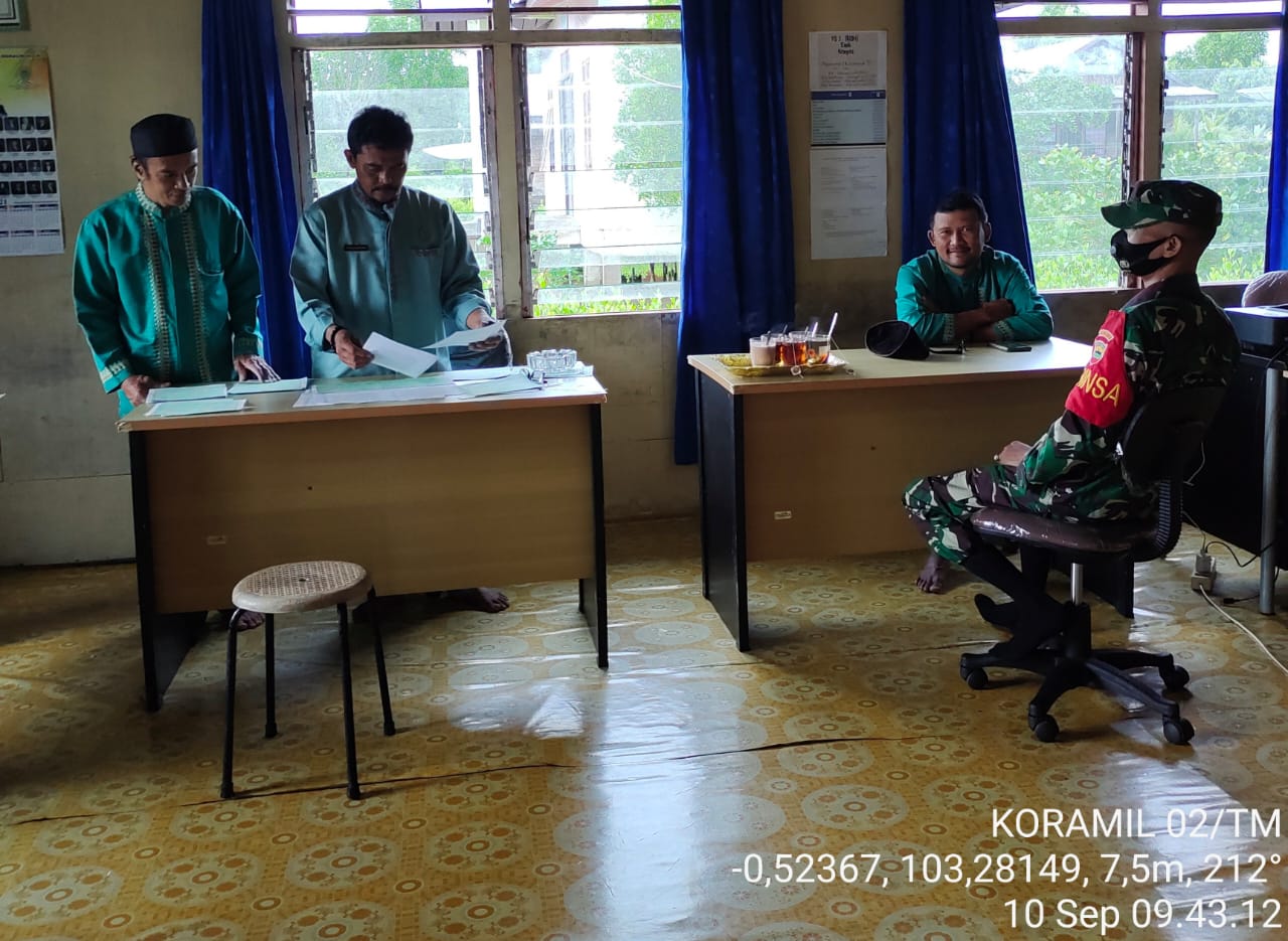 Jalin Silahturrahmi, Babinsa 02/Tanah Merah Lakukan Komsos dengan Staf Kelurahan Teluk Medan