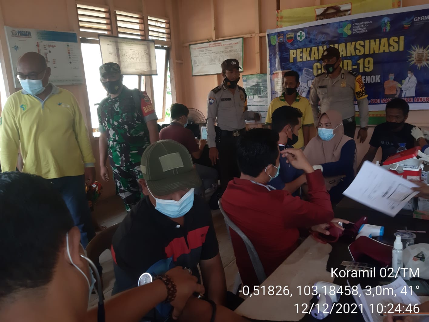 Babinsa Koramil 02/Tanah Merah Bantu Percepat Vaksinasi di Kelurahan PSM