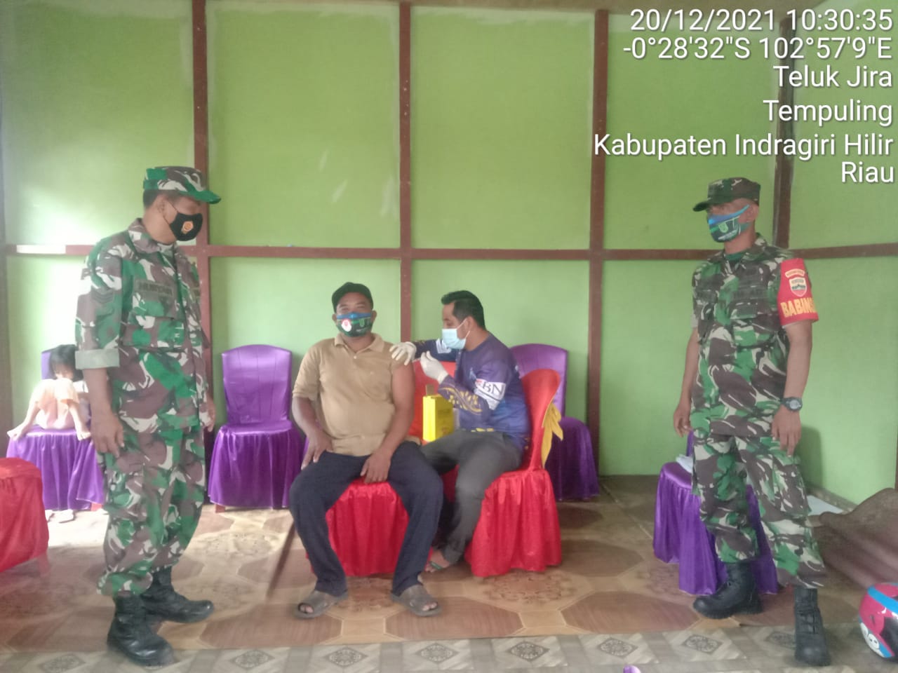 Babinsa Koramil 03/Tempuling Proaktif Dalam Dampingi Pelaksanaan Vaksinasi di Wilayah Binaan