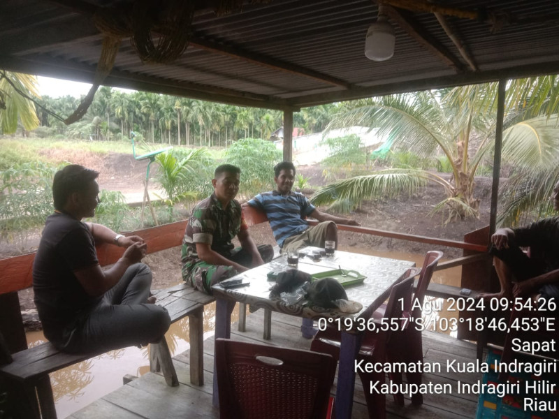 Tingkatkan Keamanan Desa, Babinsa Koramil 04/Kuindra Terus Jaga Kekompakan Dengan Warga