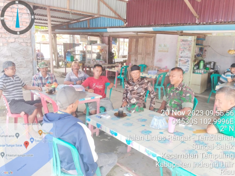 Babinsa Koramil 03/Tpl Serma Syamsul Azman Komsos Bersama Tomas di Desa Binaan