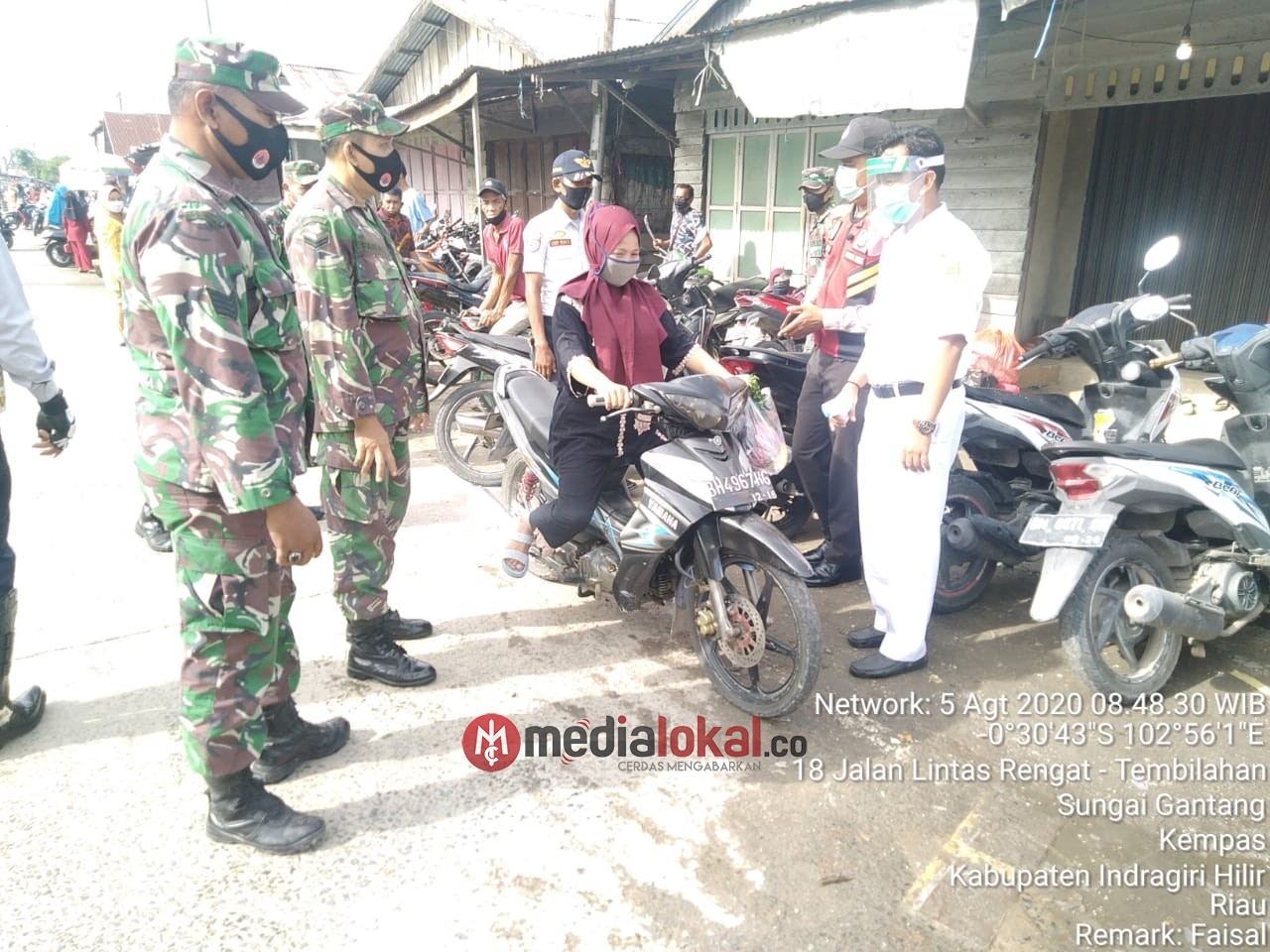 Penegakan Protokol Kesehatan di Pasar Tradisional Sungai Gantang, Ini Pesan Babinsa 