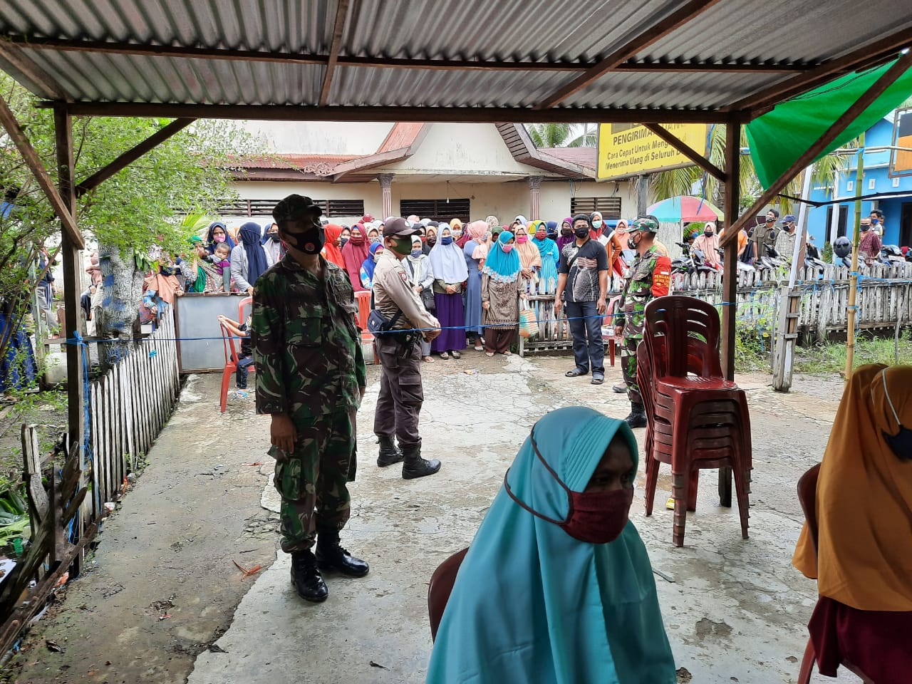 Babinsa 03/Tempuling Kodim 0314/Inhil Bersama Bhabinkamtibmas Amankan Penyaluran BST Tahap VI 