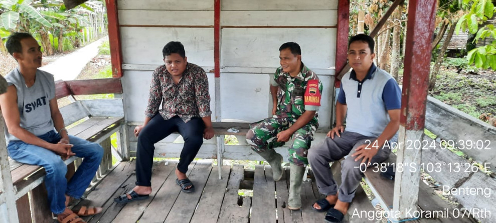 Babinsa Serma Damrianto Giat Komsos Bersama Masyarakat Guna Jalin Silaturahmi