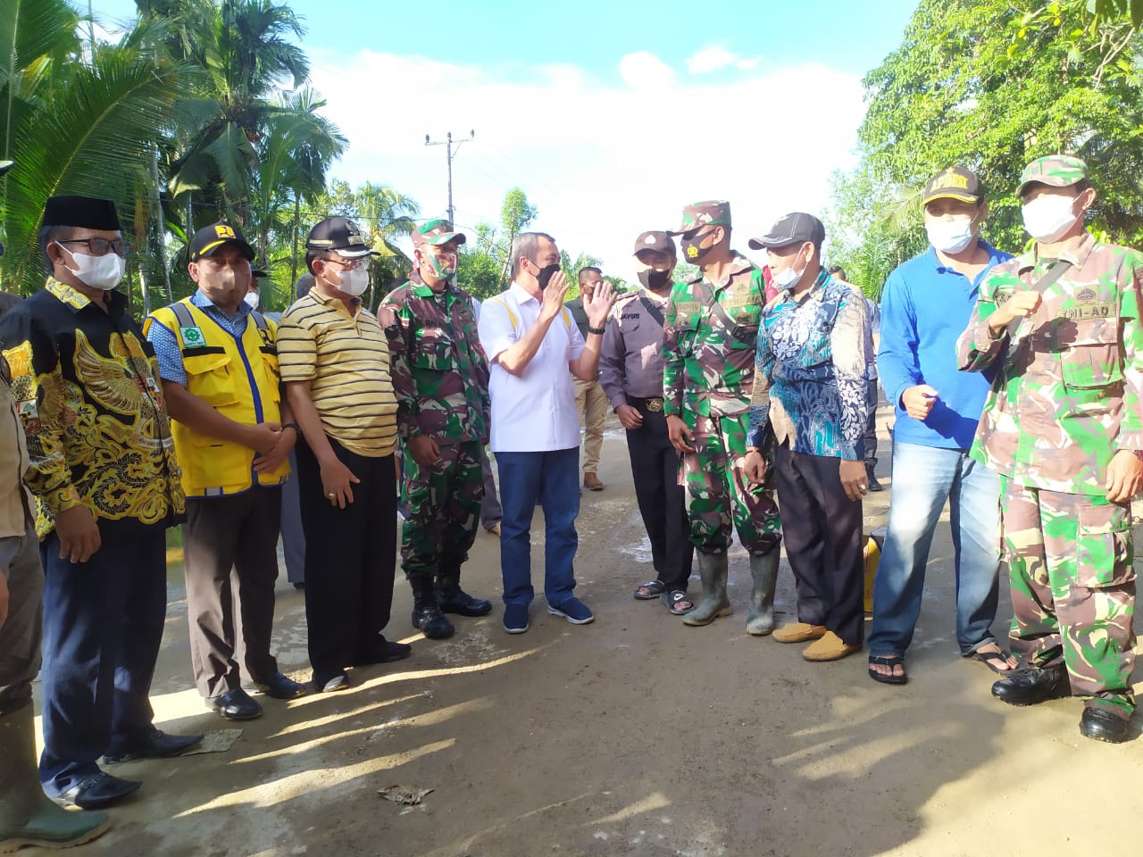 Babinsa Koramil 09/Kemuning Dampingi Kunker Gubri dan Bupati Tinjau Banjir