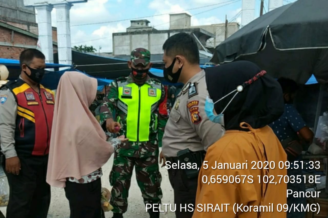 Terus Bersinergi, Babinsa Koramil 09/Kemuning dan Bhabinkamtibmas Kembali Lakukan Penegakan Protkes