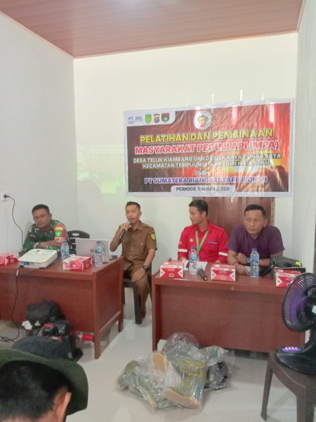 Babinsa Sertu Pardamaean Siregar Garda Terdepan dalam Pelatihan Masyarakat Peduli Api di Desa Karya Tunas Jaya