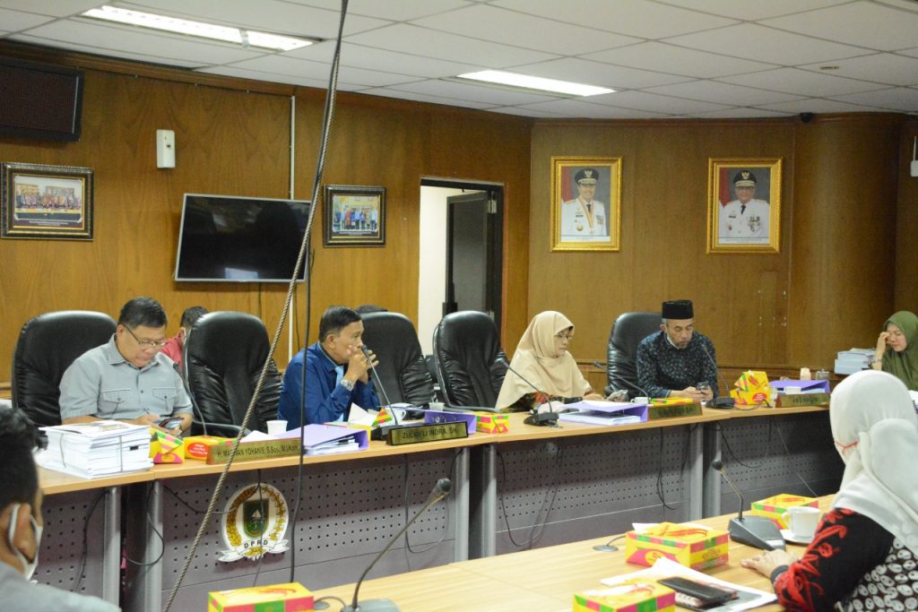 Wakil Ketua DPRD Provinsi Riau Syafarudin Poti Bersama Komisi V DPRD Provinsi Riau Melakukan Rapat