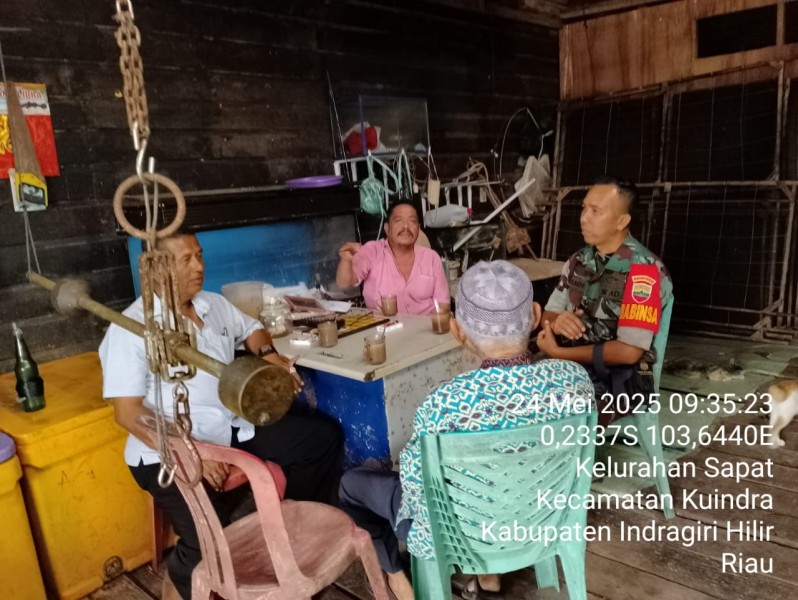 Babinsa Serma Suhaidi Laksanakan Komsos untuk Meningkatkan Hubungan dengan Masyarakat