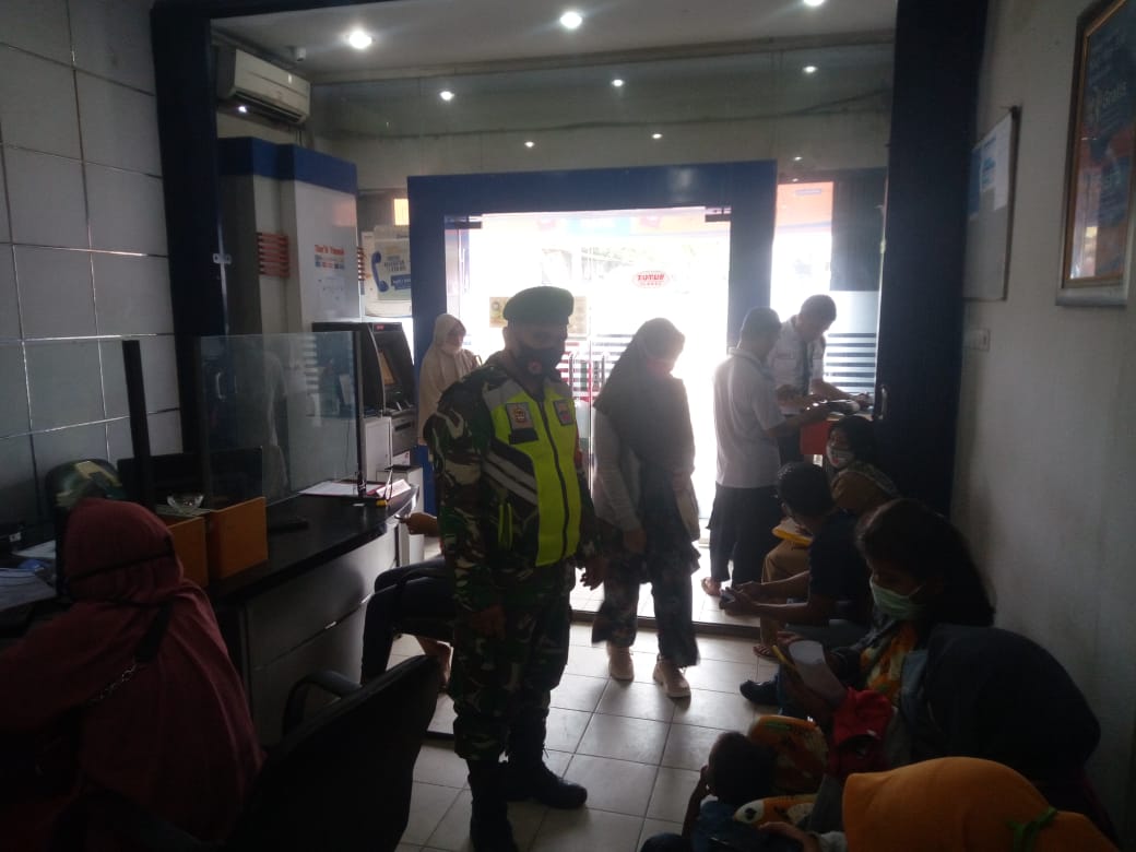 Sertu S Sembiring Himbau Masyarakat Patuhi Protkes di Kelurahan Selensen