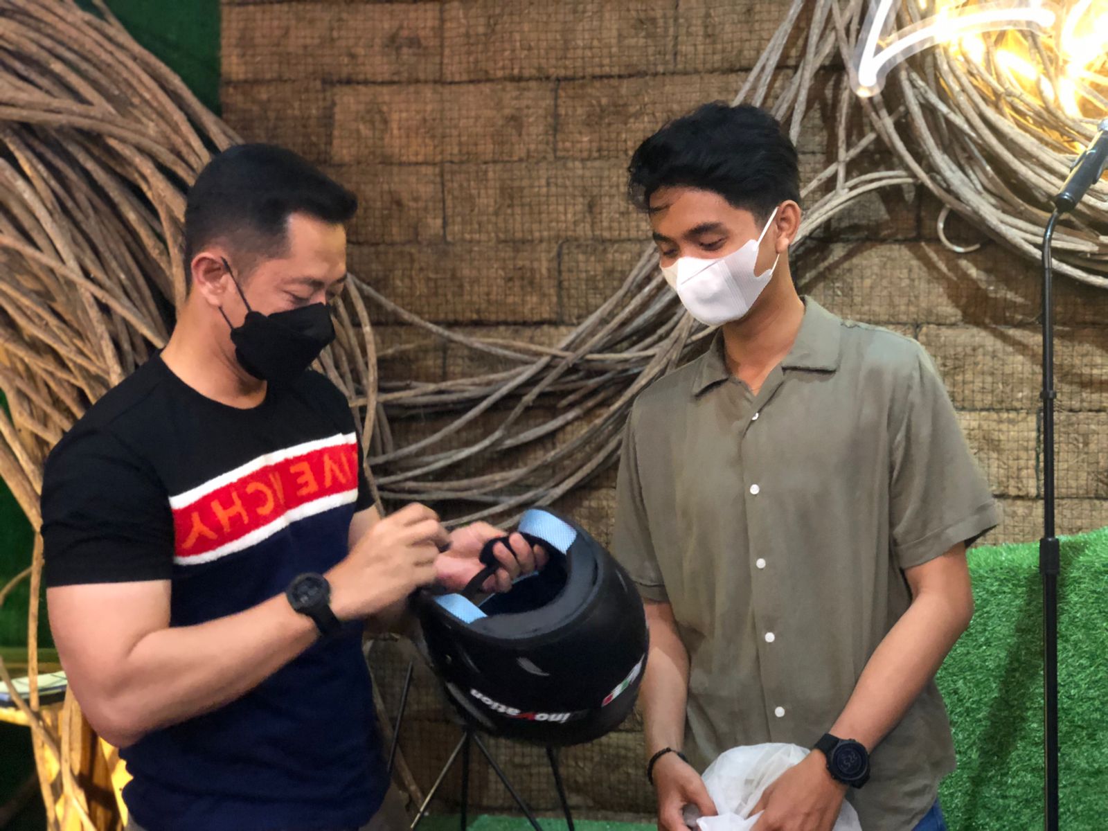 Kapolres Inhil Berikan Doorprize Pemenang Mobile Legends Tournament