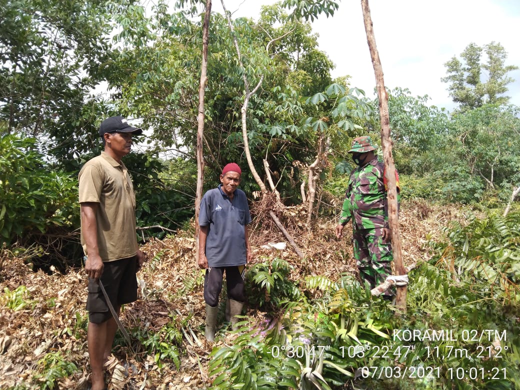 Babinsa Serda Elia Rahman Lakukan Patroli dan Sosialisasi Karhutla