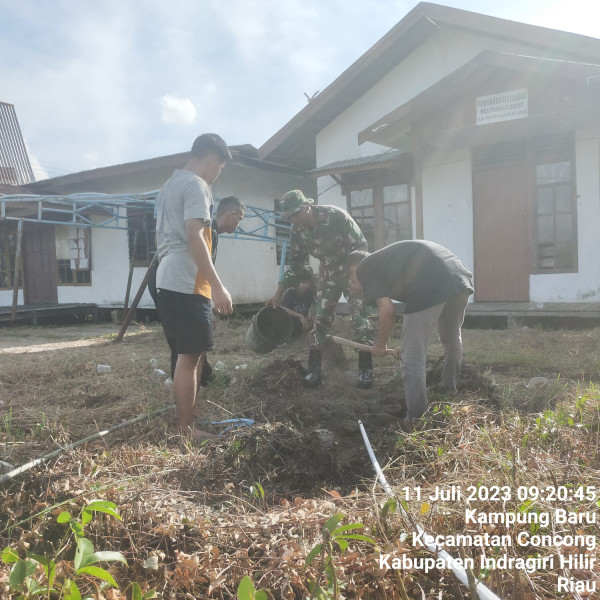Babinsa Koramil 04/Kuindra Lakukan Goro Dalam Penyambungan Pipa Untuk Air Bersih Ke Rumah Warga