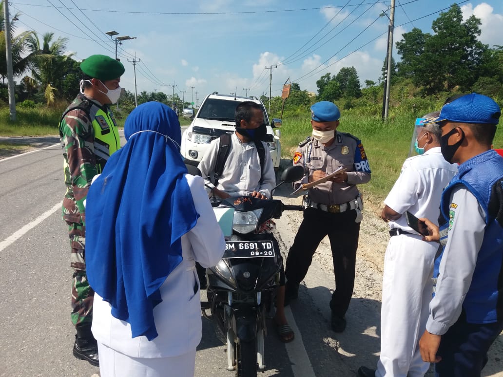 Aparat Gabungan TNI-Polri, Dishub dan Diskes Siaga di Pos Pantau Covid-19