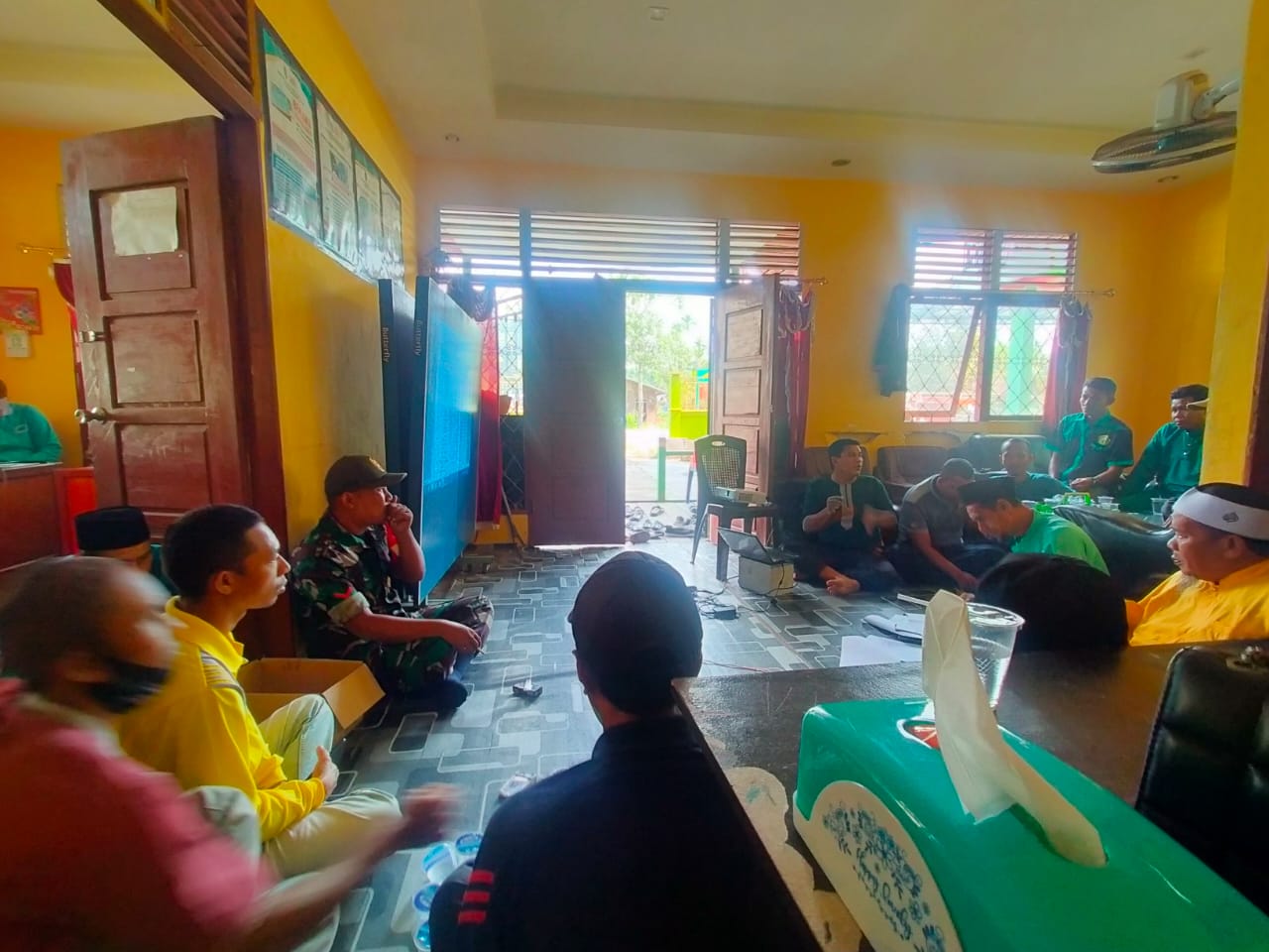 Babinsa Koramil 09/Kemuning Kembali Melakukan Komsos Bersama Aparat Desa