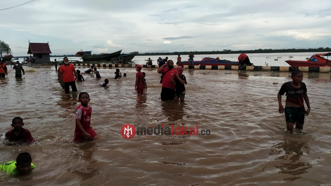 Banjir di Tembilahan Jadi Hal yang Seru Bagi Anak-anak