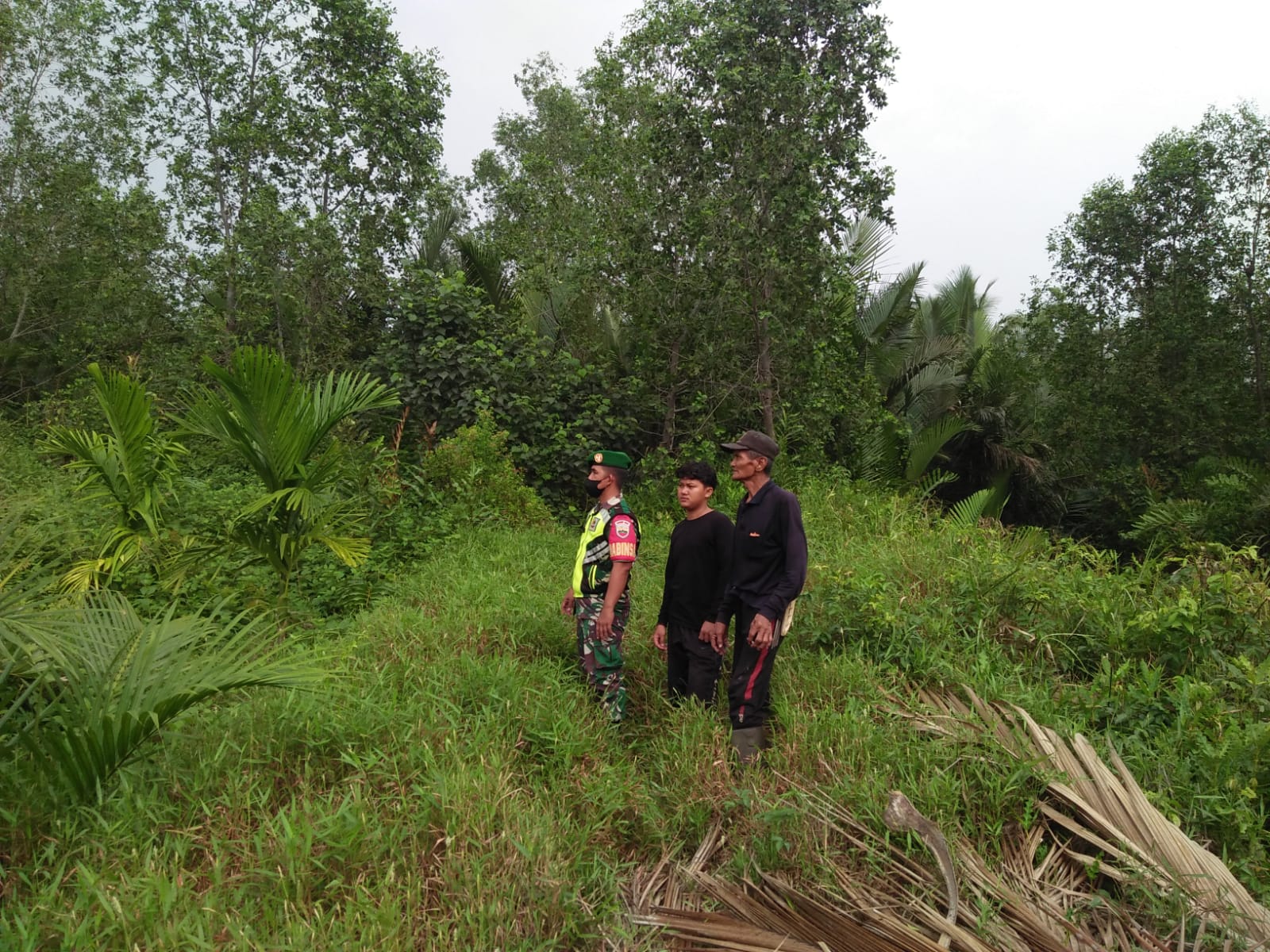 Babinsa Koramil 04/Kuindra Aktif Lakukan Patroli dan Sosialisasi Karlahut