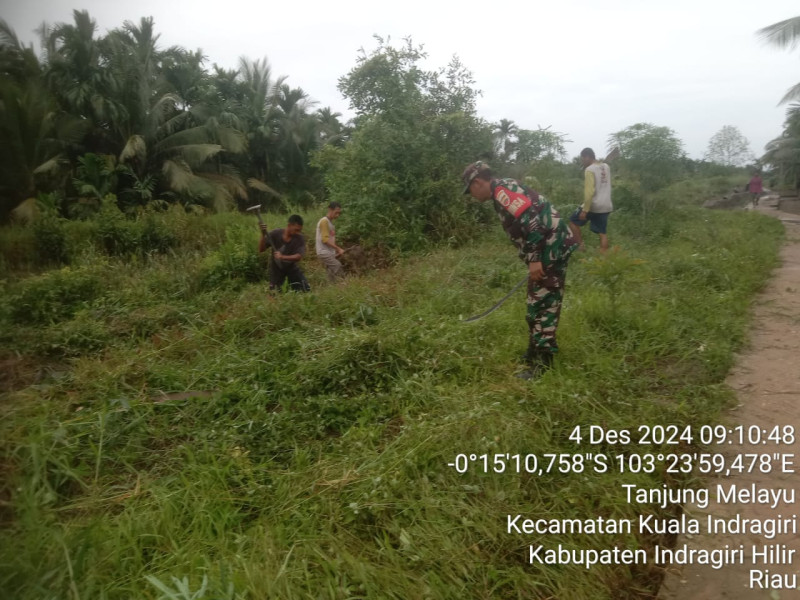 Dengan Goro, Babinsa Koramil 04/Kuindra Bersihkan Bantaran Kanal di Lingkungan