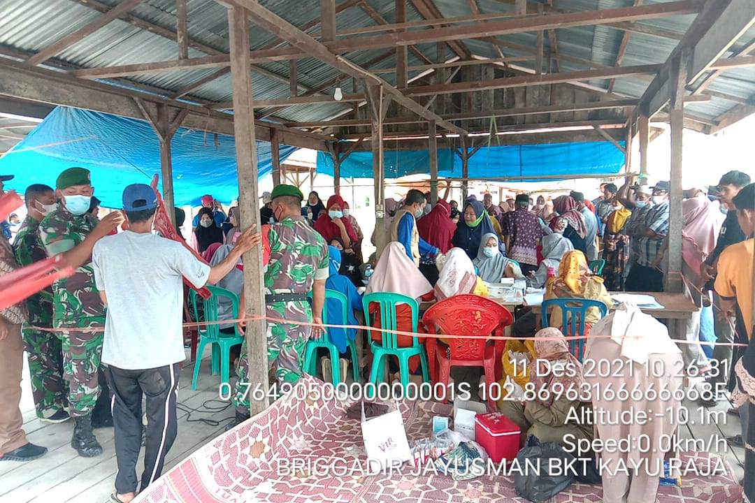 Babinsa Koramil 09/Kemuning Bantu Proses Vaksinasi di Pasar Kuala Keritang