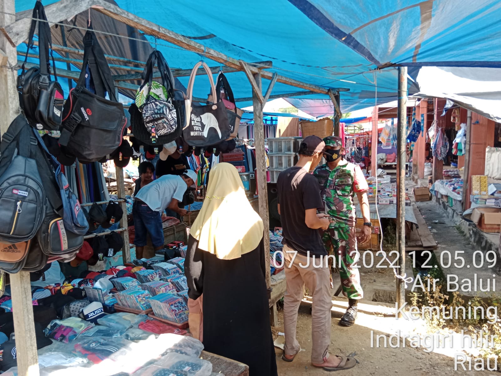 Cegah Penularan Covid-19, Personel Koramil 09/Kemuning Lakukan Sosialisasi Prokes