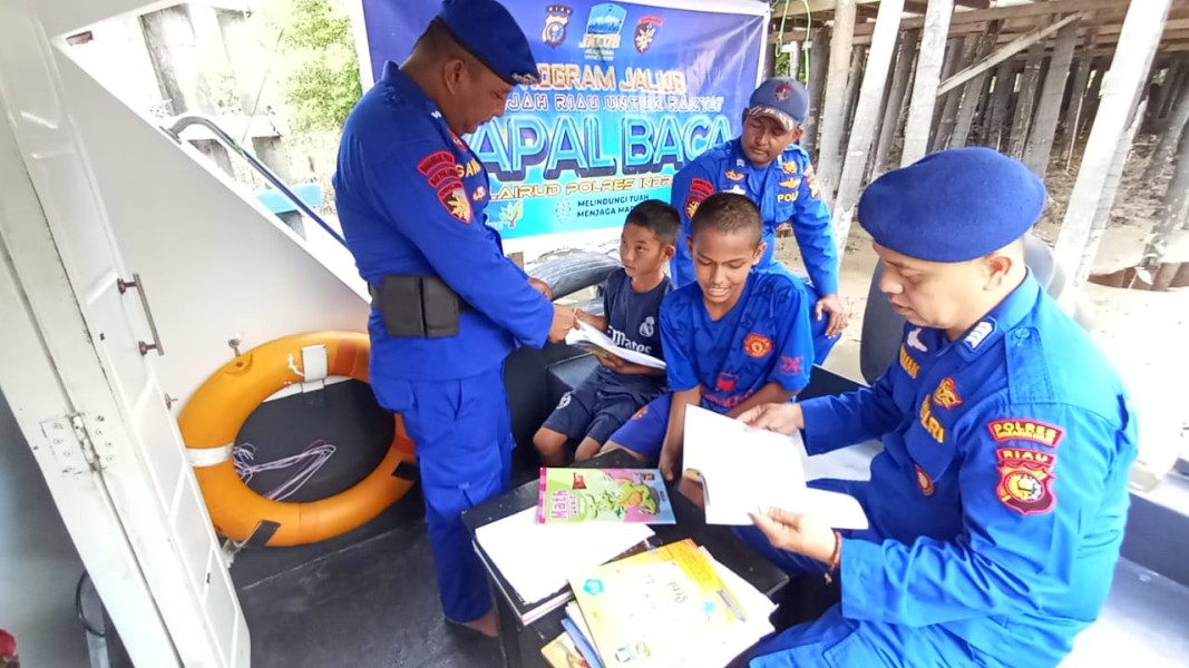 Pustaka Apung Jalur Polres Indragiri Hilir Usaha Cerdaskan Anak Pesisir