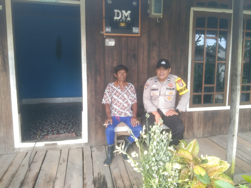 Bhabinkamtibmas Desa Simpang Gaung Aiptu Safrizal Zufri Melaksanakan Giat Sambang Sekaligus Sosialisasi Pemilu Damai