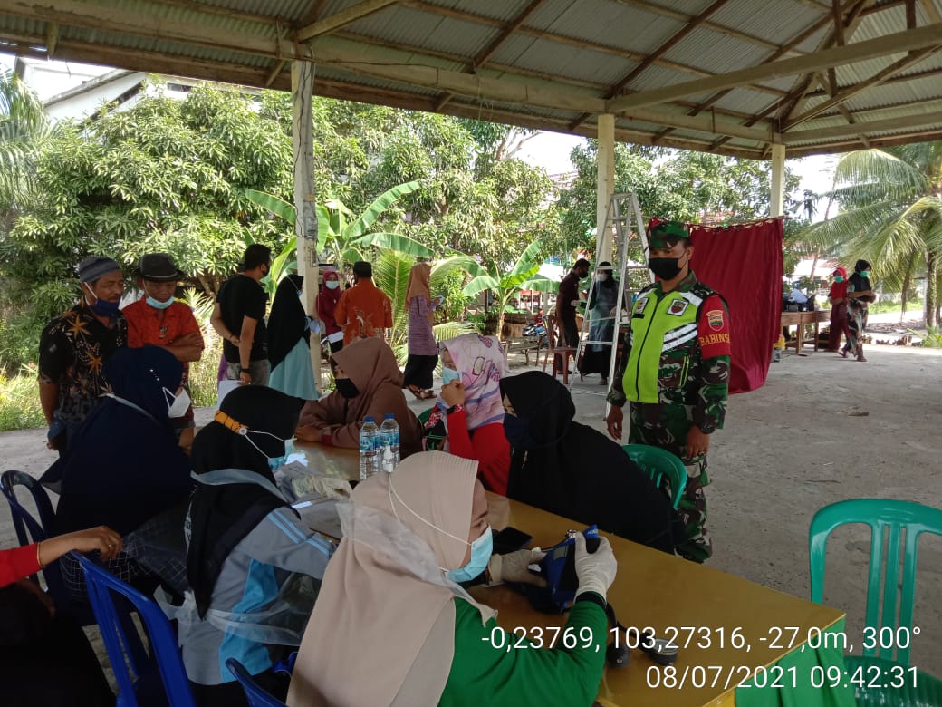 Sebagai Garda Terdepan, Babinsa Dampingi Vaksinasi di UPT Puskesmas Sungai Piring