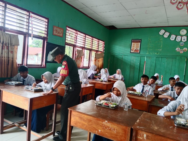 Babinsa Koramil 09/Kemuning Dukung Program MBG di Desa Talang Jangkang
