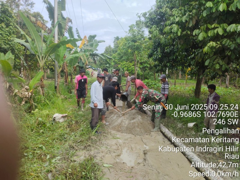 Babinsa Koramil 09/Kemuning Lakukan Goro Pembenahan Jalan Desa