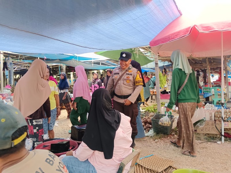 Bukan Razia, Tapi Menyapa: Bhabinkamtibmas Kemuning, Rawat Kamtibmas Lewat Dialog dengan Pedagang Pasar