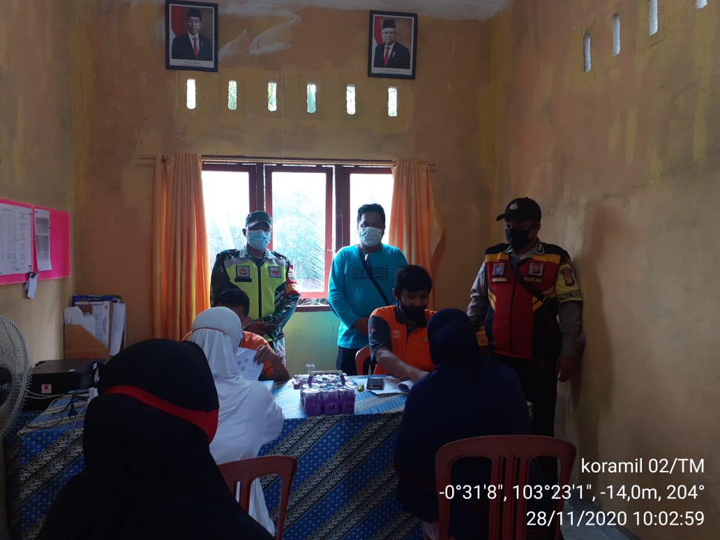 Bersinergi, Babinsa Koramil 02/Tanah Merah dan Bhabinkamtibmas Kawal Penyaluran BST di Kuala Enok