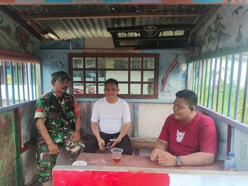 Manfaatkan Momen Lebaran, Babinsa Koramil 03/Tpl Silaturahmi dengan Tokoh Pemuda Desa Harapan Jaya