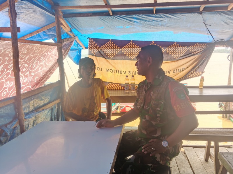 Babinsa Desa Sungai Bela Ingatkan Warga untuk Berhati-hati dalam Beraktifitas